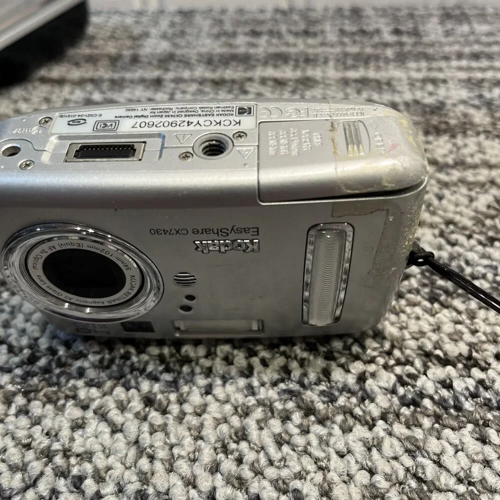 Kodak EasyShare CX7430 4.0 MP Digital Camera Silver With Dock 6000 Charges Flaw